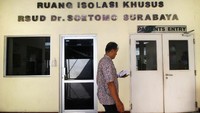 Petugas melintas di depan pintu masuk Ruang Isolasi Khusus (RIK) RSUD Dr Soetomo, Surabaya, Jawa Timur. Sebagai pusat rujukan tertinggi di Indonesia Timur, khususnya di Jawa Timur, RSUD Dr Soetomo siap membentuk tim medis khusus dengan fasilitas enam RIK yang dua di antaranya memiliki tekanan udara negatif untuk merawat pasien dengan gejala infeksi kronis seperti halnya virus Corona. Antara Foto/Moch Asim.