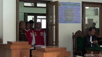 Terkait kedua terdakwa yang tak didampingi penasehat hukum, Jaksa Penuntut Umum (JPU) Hafidi mengatakan hal itu hak terdakwa.