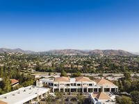 Banyak perumahan mewah di Calabasas