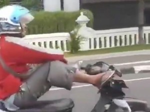 Curahan Hati Ibu Pemotor Santuy yang Viral Nyetir Pakai Kaki di Yogya