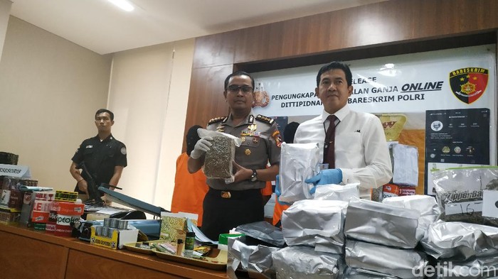 Direktorat Narkoba Bareskrim Polri mengungkap penjualan ganja via online (Ahmad Bil Wahid/detikcom)
