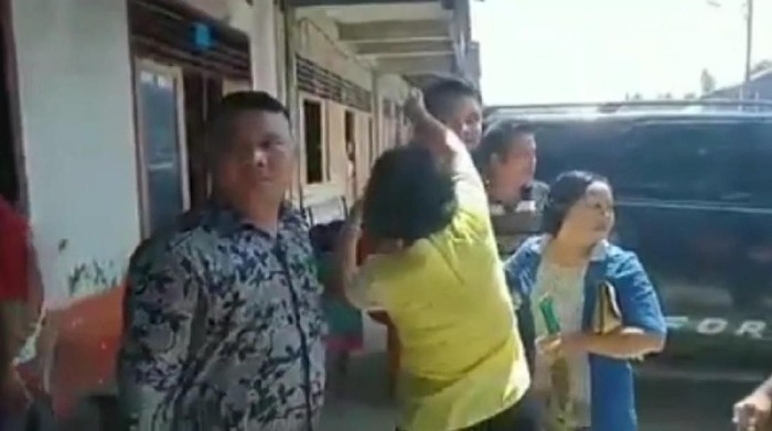 Video eks Bupati Nias Selatan dilempar kotoran babi viral di medsos. Ini penjelasannya (Dok. Istimewa)