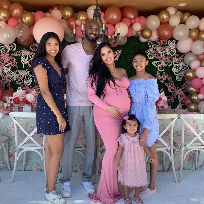 Ini merupakan momen kebersamaan Kobe Bryant dan istrinya Vanessa Bryant serta ketiga anak mereka, Natalia Diamante Bryant, Gianna Maria-Onore Bryant dan Bianka Bella Bryant. Foto yang diunggah pada Mei 2019 itu memperlihatkan Vanessa masih hamil. Saat ini bayi yang dikandung Vanessa sudah lahir. Anak keempat Kobe Bryant yang dinamai Capri Kobe Bryant lahir pada 20 Juni 2019. Foto: Dok. Instagram, Dok. Getty Images