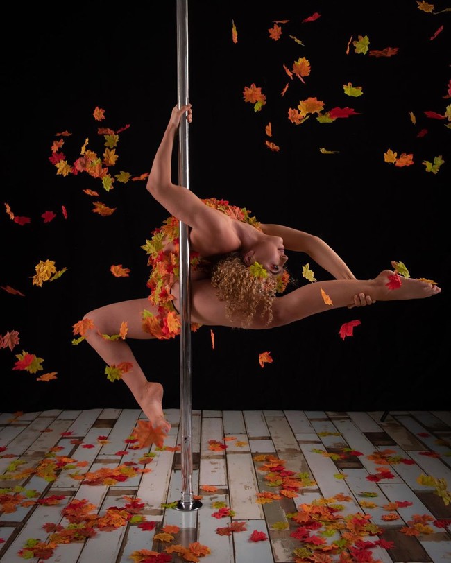 Remaja tersebut pertama kali mencoba dan jatuh cinta dengan pole dance ketika baru berusia 10 tahun. Selain menyenangkan, tarian itu dirasa membuatnya sehat dan kuat.  Foto: Instagram @elise_fawcett