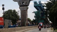 Pekerja hingga alat berat terus bekerja merampungkan proyek Tol Pulo Gebang-Kelapa Gading.