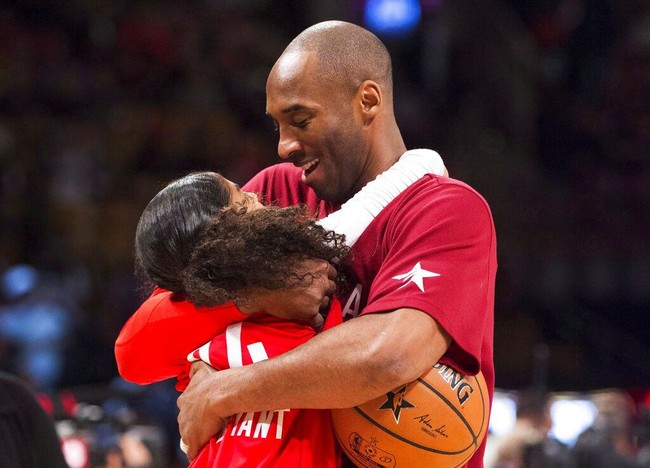 Like father, like daughter. Seperti ayahnya, Gigi yang lahir pada 2006 sangat menyukai basket. Tak heran bila keduanya sering terlihat di lapangan basket bersama. (Foto: Blinch/The Canadian Press via AP)