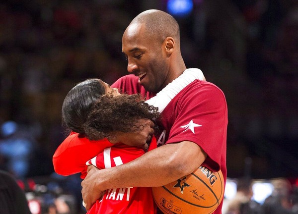 Legenda NBA, Kobe Bryant meninggal dunia. Pebasket berusia 41 tahun itu meninggal dalam kecelakaan helikopter yang ditumpanginya (AP Photo) Legenda NBA, Kobe Bryant meninggal dunia. Pebasket berusia 41 tahun itu meninggal dalam kecelakaan helikopter yang ditumpanginya (AP Photo)