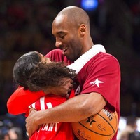 Like father, like daughter. Seperti ayahnya, Gigi yang lahir pada 2006 sangat menyukai basket. Tak heran bila keduanya sering terlihat di lapangan basket bersama. (Foto: Blinch/The Canadian Press via AP)