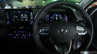 Motor elektronik New Hyundai IONIQ Electric memberikan tenaga maksimum 136 PS/100 kW dengan torsi 295 Nm dan dilengkapi standar dengan charger on-board 7.2 kW. Dengan stasiun pengisian cepat (fast charging station) 100 kW, baterai New Hyundai IONIQ Electric dapat terisi 80% dalam waktu 54 menit. Stasiun pengisian cepat 50 kW, baterai Hyundai IONIQ Electric mencapai 80% dalam waktu 57 menit.