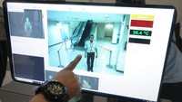 Petugas Kantor Kesehatan Pelabuhan (KKP) menunjukan monitor alat deteksi suhu tubuh atau thermoscan di Bandara Adi Soemarmo, Boyolali, Jawa Tengah, Rabu (22/1/2020). ANTARA FOTO/Aloysius Jarot Nugroho.