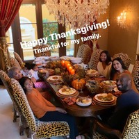 Momen Thanksgiving keluarga Bryant menjadi salah satu momen kebersamaan terakhir yang diunggah Kobe Bryant ke Instagram sebelum dia meninggal karena kecelakaan helikopter. Kobe Bryant, istri dan keempat anak mereka tampak tersenyum bahagia di meja makan yang dihiasi hidangan Thanksgiving. Foto: Dok. Instagram, Dok. Getty Images