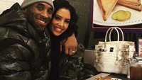 Makan berdua dengan sang istri, ini adalah kenangan romantis bersama mendingan Kobe Bryant dengan Vanessa Bryant. Pose mereka tampak manis, semanis pancake yang ada di depannya. Foto: Instagram @kobebryant