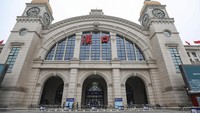 Meningkatnya jumlah korban yang terjangkit virus corona jenis baru di masa-masa libur Tahun Baru Imlek itu pun membuat transportasi publik di kawasan Wuhan telah ditutup untuk sementara waktu sejak beberapa hari yang lalu. Chinatopix via AP.