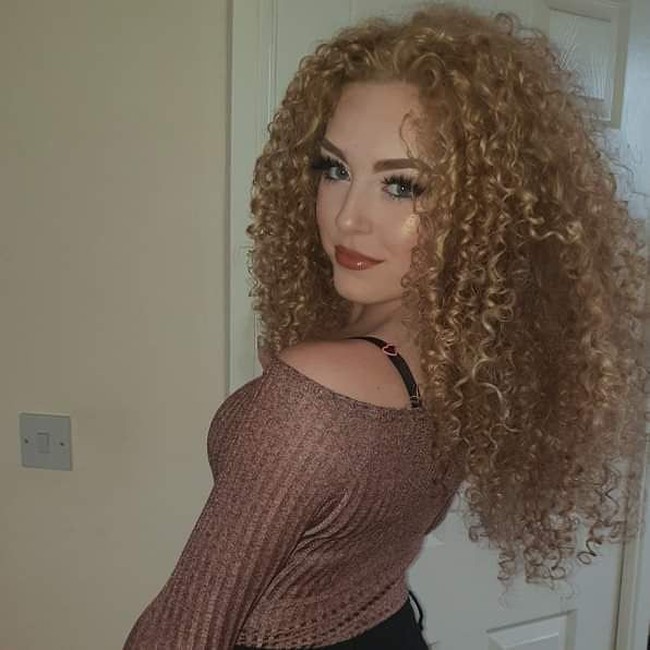 Elise Fawcett adalah remaja 14 tahun asal Inggris yang jago menari pole dancing. Meski bisa dibilang tak biasa dan sulit untuk anak seusianya, Elise telah memenangkan penghargaan. Sayangnya, teman Elise malah menyebutnya sebagai stripper. Foto: Instagram @elise_fawcett