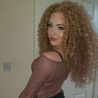 Elise Fawcett adalah remaja 14 tahun asal Inggris yang jago menari pole dancing. Meski bisa dibilang tak biasa dan sulit untuk anak seusianya, Elise telah memenangkan penghargaan. Sayangnya, teman Elise malah menyebutnya sebagai stripper. Foto: Instagram @elise_fawcett