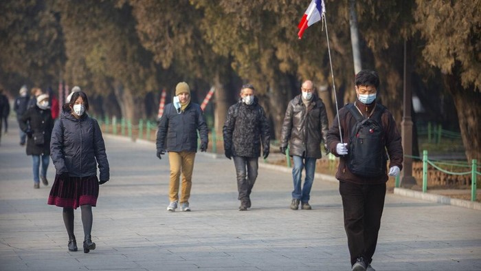 Pemerintah China menutup sejumlah objek wisata akibat penyebaran virus corona. Meski begitu, sejumlah wisatawan tetap berkunjung ke objek wisata di sana.