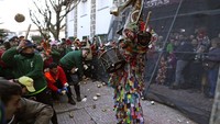 Festival lainnya adalah Jarramplas dimana orang-orang akan melempar lobak mentah ke arah seseorang yang disebut sebagi jarramplas. (Foto: AP Photo)