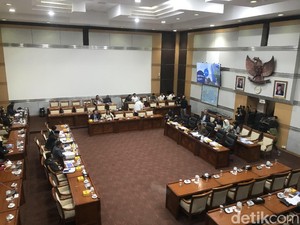 Sejumlah Anggota-Stafnya Positif Covid-19, Komisi I DPR Lockdown!