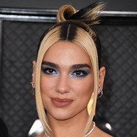 Eyeshadow biru pernah menjadi tren di awal tahun 2000-an. Dua Lipa tampaknya ingin mengembalikan tren tersebut. Datang ke Grammy Awards, Dua Lipa menggunakan eyeshadow biru shimmery di seluruh bagian matanya.  Foto: Getty Images