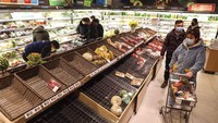 Sejumlah bahan makanan di berbagai toko maupun pusat perbelanjaan pun habis diborong warga sejak beberapa hari lalu. Beragam bahan makanan tersebut dibeli warga untuk kebutuhan hingga beberapa hari ke depan karena mereka memilih untuk tinggal di dalam rumah guna mengantisipasi terjangkit virus corona jenis baru tersebut. Chinatopix via AP.