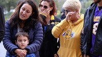 Para penggemar tak kuasa menahan air matanya saat berkumpul Staples Center untuk memberikan penghormatan terakhir untuk Kobe Bryant. Keith Birmingham/The Orange County Register via AP.
