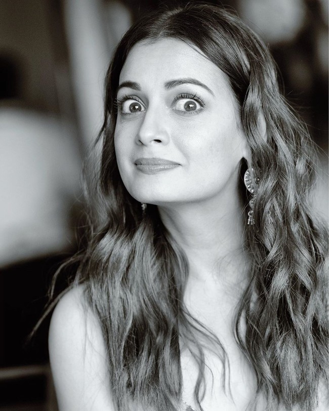 Manifestasi kekerasan bisa berubah mengerikan seperti pemerkosaan. Itu membuat saya tidak bisa berkata-kata untuk mendengar bagaimana anak-anak kecil juga menjadi mangsa dari kekerasan dan pelanggaran yang paling kejam, terangnya menghimbau para korban pelecehan untuk berani melaporkan karena mereka dilindungi payung hukum. Foto: Instagram @diamirzaofficial