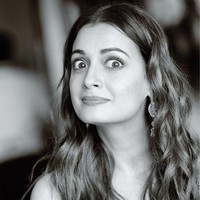 Manifestasi kekerasan bisa berubah mengerikan seperti pemerkosaan. Itu membuat saya tidak bisa berkata-kata untuk mendengar bagaimana anak-anak kecil juga menjadi mangsa dari kekerasan dan pelanggaran yang paling kejam, terangnya menghimbau para korban pelecehan untuk berani melaporkan karena mereka dilindungi payung hukum. Foto: Instagram @diamirzaofficial