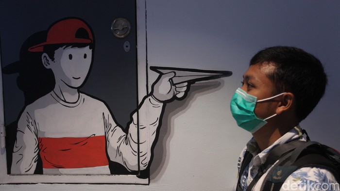 Ramai-ramai Pakai Masker di Bandara Soetta Sejumlah warga ramai-ramai menggunakan masker di Terminal 3, Bandara Soekarno Hatta, Tangerang. Hal itu dilakukan untuk antisipasi virus corona.