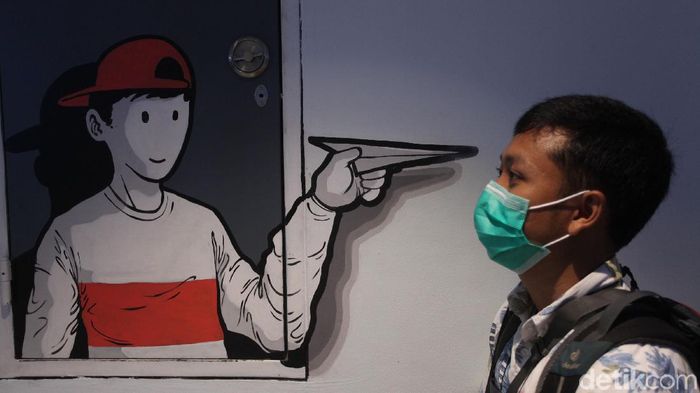 Ramai-ramai Pakai Masker di Bandara Soetta Sejumlah warga ramai-ramai menggunakan masker di Terminal 3, Bandara Soekarno Hatta, Tangerang. Hal itu dilakukan untuk antisipasi virus corona.
