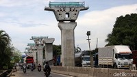 Saat ini tiang-tiang untuk menyangga jalan tol layang sudah berdiri tegak.