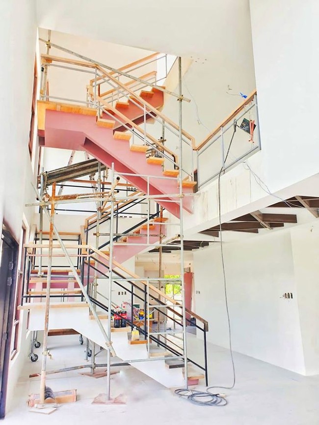 Tidak disebutkan di mana Jayvee bekerja. Namun dari kerja kerasnya, ia berhasil jadi orang sukses dan membangun rumah yang diidam-idamkan Nanay dan Tatay. Foto: Facebook/ Jayvee Lazaro Badile II