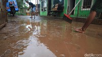 Saat ini warga sudah mulai membersihkan lumpur sisa banjir yang merendami di sekitar rumahnya.