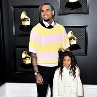 Sweater lengan pendek warna pastel membuat penampilan Chris Brown tidak sinkron dengan keseluruhan busananya. Ditambah lagi rambut dua warna pink-biru yang membuat gayanya semakin aneh. Foto: Frazer Harrison/Getty Images