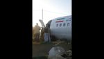 Tergelincir Saat Mendarat, Pesawat Iran Seruduk Jalan Raya