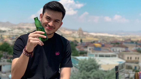 Terpilih Jadi Gatotkaca, Ini Gaya Asyik Rizky Nazar Saat Kulineran