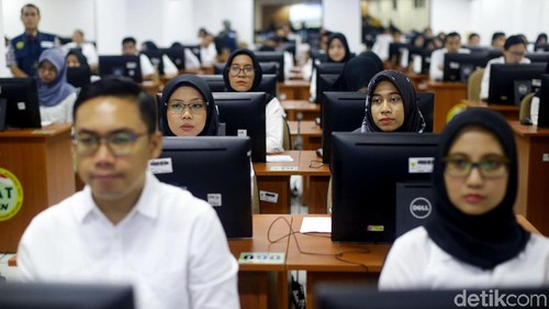 Seleksi kompetensi dasar (SKD) calon pegawai negeri sipil (CPNS) digelar serentak hari ini. Peserta penuhi Kantor BKN untuk mengikuti tes tersebut.