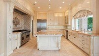 Rumah ini memiliki empat kamar tidur dan 5 kamar mandi yang dilengkapi bathtub berlapis marmer. Istimewa/Beam Real Estate.
