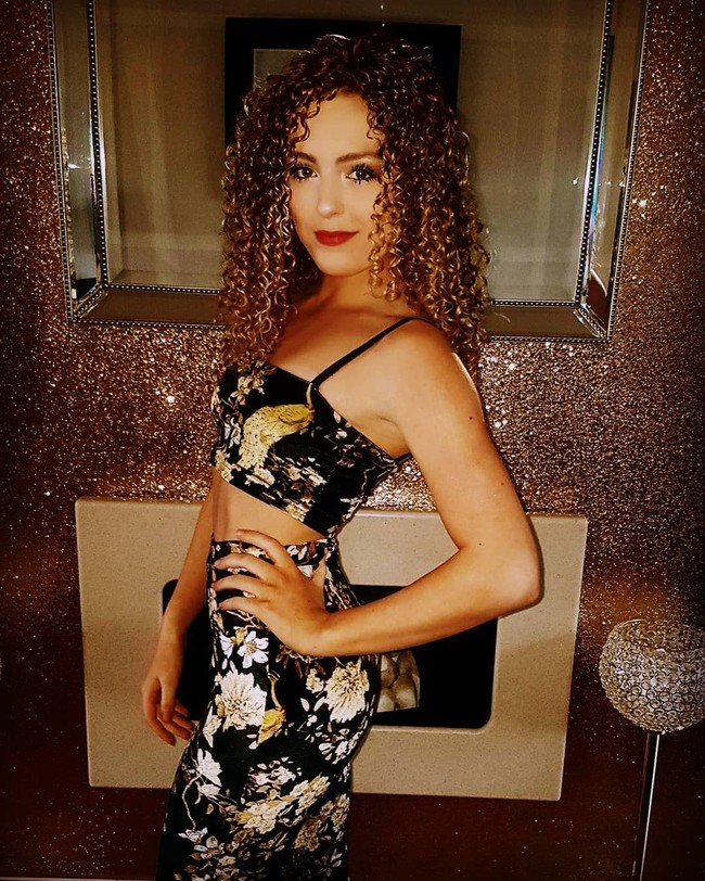 Aku mengerti dari mana itu berasal karena dari perspektif luar ada asosiasi mengenai pole dancing dan stripping. Tapi ketika mereka mencoba dan mengertinya lebih, mereka melihat itu mirip dengan gimnastik, dan tiang itu hanya sebuah alat, ungkap Elise. Foto: Instagram @elise_fawcett