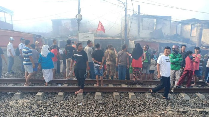 Sudah 1 Jam, Api di Permukiman Peninggaran Timur Jaksel Belum Padam