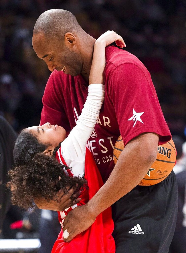 Inilah salah satu momen akrab mantan pebasket legendaris Kobe Bryant dengan Gigi, begitu sapaan akrab putri keduanya. Momen manis ayah-anak ini terabadikan di sela sesi pemanasan sebelum pertandingan NBA All-Star Game di Toronto, Kanada 2016 silam. (Foto: Blinch/The Canadian Press via AP)
