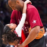 Inilah salah satu momen akrab mantan pebasket legendaris Kobe Bryant dengan Gigi, begitu sapaan akrab putri keduanya. Momen manis ayah-anak ini terabadikan di sela sesi pemanasan sebelum pertandingan NBA All-Star Game di Toronto, Kanada 2016 silam. (Foto: Blinch/The Canadian Press via AP)