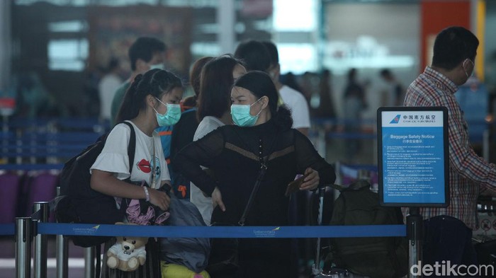 Sejumlah warga ramai-ramai menggunakan masker di Terminal 3, Bandara Soekarno Hatta, Tangerang. Hal itu dilakukan untuk antisipasi virus corona.