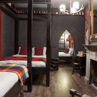 Hotel ala Harry Potter ini bernama Georgian House. Georgian House menyediakan berbagai macam pilihan kamar yang nama-namanya terinspirasi kisah karya J.K. Rowling. Kamar-kamar yang tersedia di antaranya The Wizard Chambers dan The Enchanted Chambers. Kedua tipe kamar tersebut menyajikan nuansa ala Hogwarts dalam film Harry Potter. Foto: dok. georgianhousehotel