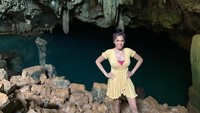 Gua Rangko merupakan salah satu destinasi di Labuan Bajo. Gua ini berisikan air yang biru nan menggoda (Instagram/realangelkaramoy)