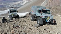 Unimog telah menetapkan rekor dunia menjelajah tanah tertinggi. Truk itu mampu menjangkau bumi setinggi 6.694 meter di atas permukaan laut. Foto: Istimewa