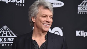 Pada 2011, Jon Bon Jovi dilaporkan meninggal karena serangan jantuh. Penyanyi Livin on Prayer itu pun memposting foto dengan tanggal yang bertuliskan, Surga sangat mirip dengan New Jersey. Yakinlah bahwa Jon masih hidup dan sehat! Foto ini baru saja diambil. Foto: istimewa