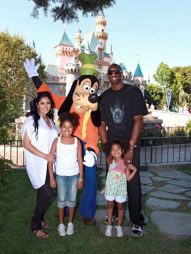 Momen kebersamaan Kobe Bryant bersama keluarganya saat berlibur ke Disneyland di Anheim, California, pada 2010. RIP Mamba. (Foto: Paul Hiffmeyer/Disneyland)