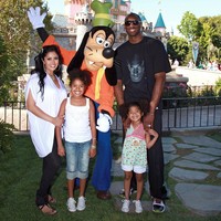 Momen kebersamaan Kobe Bryant bersama keluarganya saat berlibur ke Disneyland di Anheim, California, pada 2010. RIP Mamba. (Foto: Paul Hiffmeyer/Disneyland)
