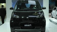 Mendiang Kobe pada tahun 2019 menjadi ikon dari mobil SmartCar Mercedes-Benz untuk pasar mobil China. Sosok Kobe kala itu dirasa pas untuk menggaet dan meningkatkan emosional produk dengan konsumen. Foto: Jingdaily