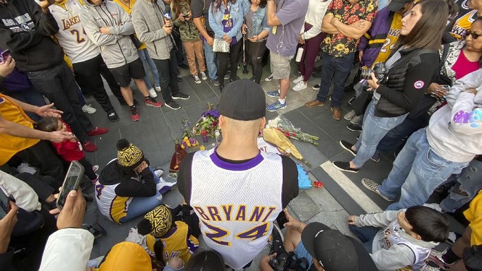 Meninggalnya Kobe Bryant menyisakan duka mendalam bagi para penggemar. Mereka berkumpul dan meletakkan karangan bunga duka cita di Staples Center, Los Angeles.
